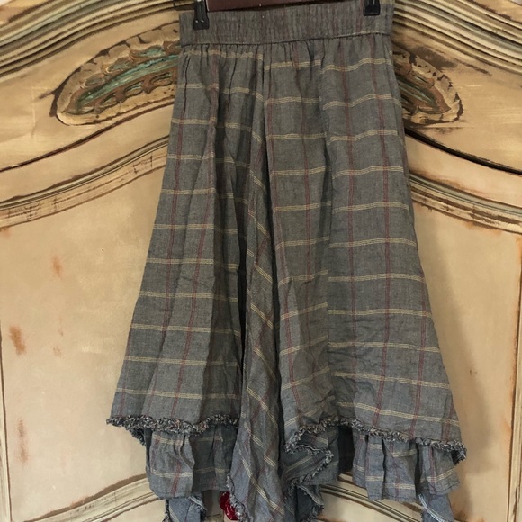 Plaid Fall Midi Skirt Frayed Size Small
Fall skirt - Picture 4 of 13